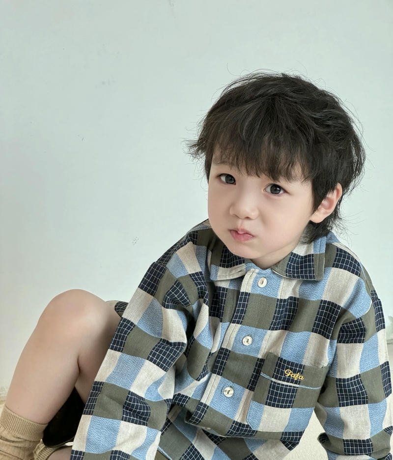 Bé trai nhỏ với ánh mắt trong trẻo dễ thương
