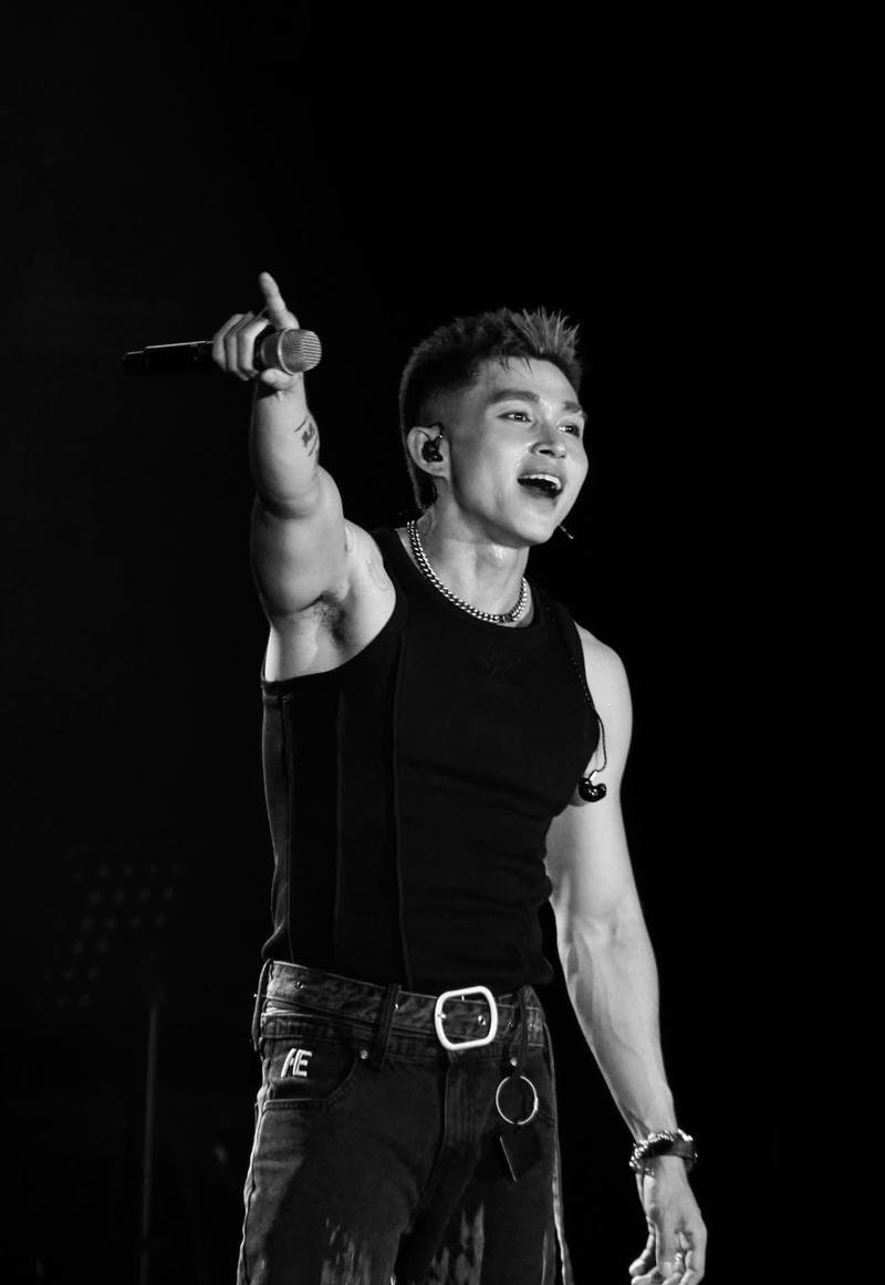 Biểu cảm lạnh lùng cuốn hút hình nền Jun Phạm