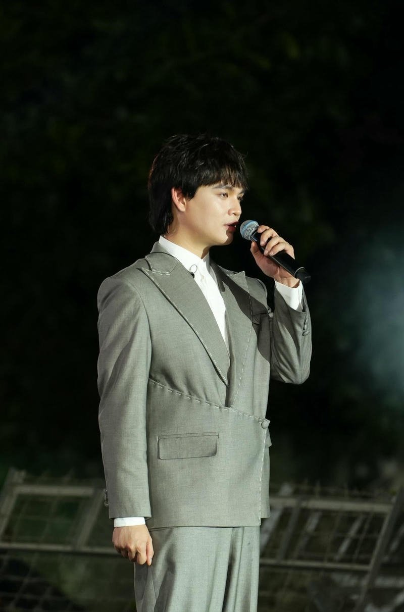 Biểu cảm nhẹ nhàng lãng mạn hình nền Nguyễn Trần Trung Quân