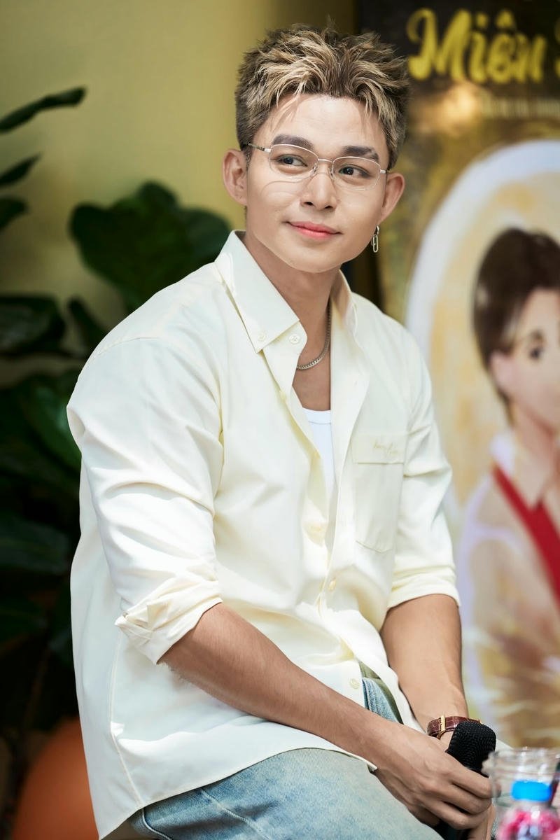 Biểu cảm nhẹ nhàng trong ảnh Jun Phạm