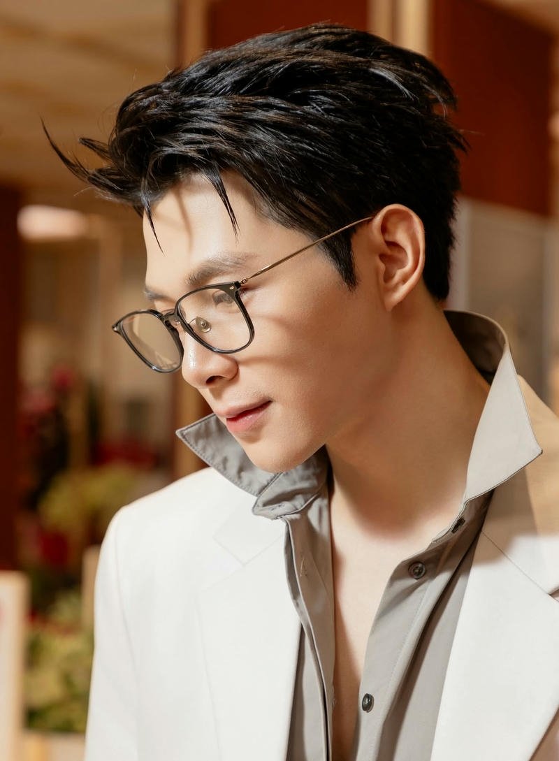 Biểu cảm trầm lắng của Anh Tú Atus trong ảnh