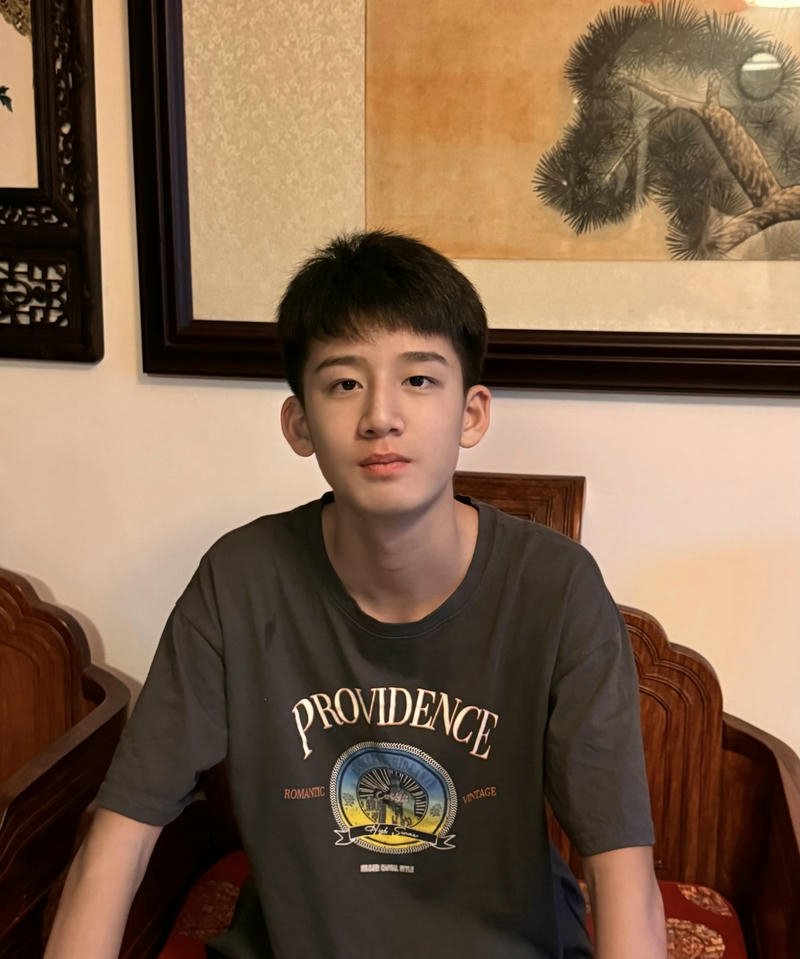 Biểu cảm tự nhiên của chàng trai thế hệ 2k12