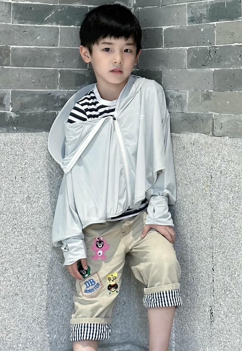 Biểu cảm vui vẻ của bé trai đáng yêu tự nhiên