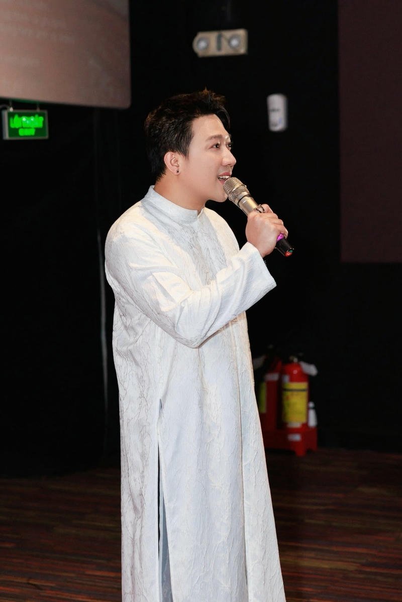 Biểu cảm vui vẻ gần gũi hình nền Trấn Thành