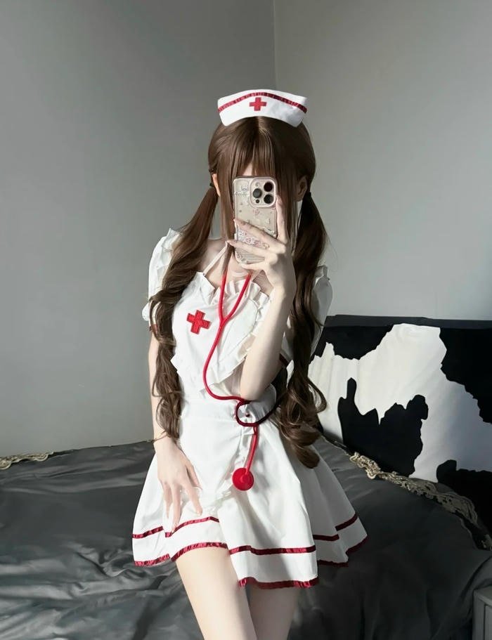 Bộ váy nurse ren trắng mang phong cách cute
