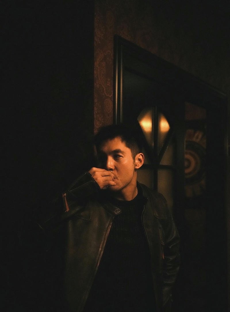 Bóng dáng cô độc của chàng trai dưới ánh đèn đường khuya