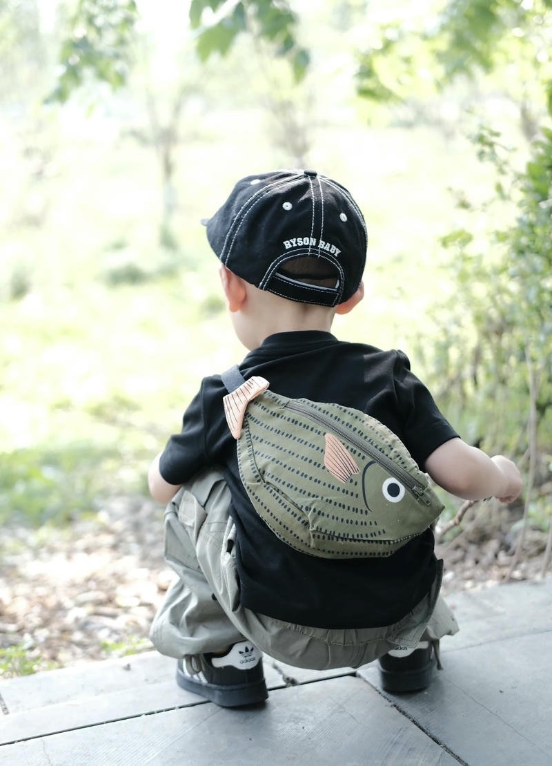 Bóng lưng cậu bé giữa khung cảnh thiên nhiên yên bình