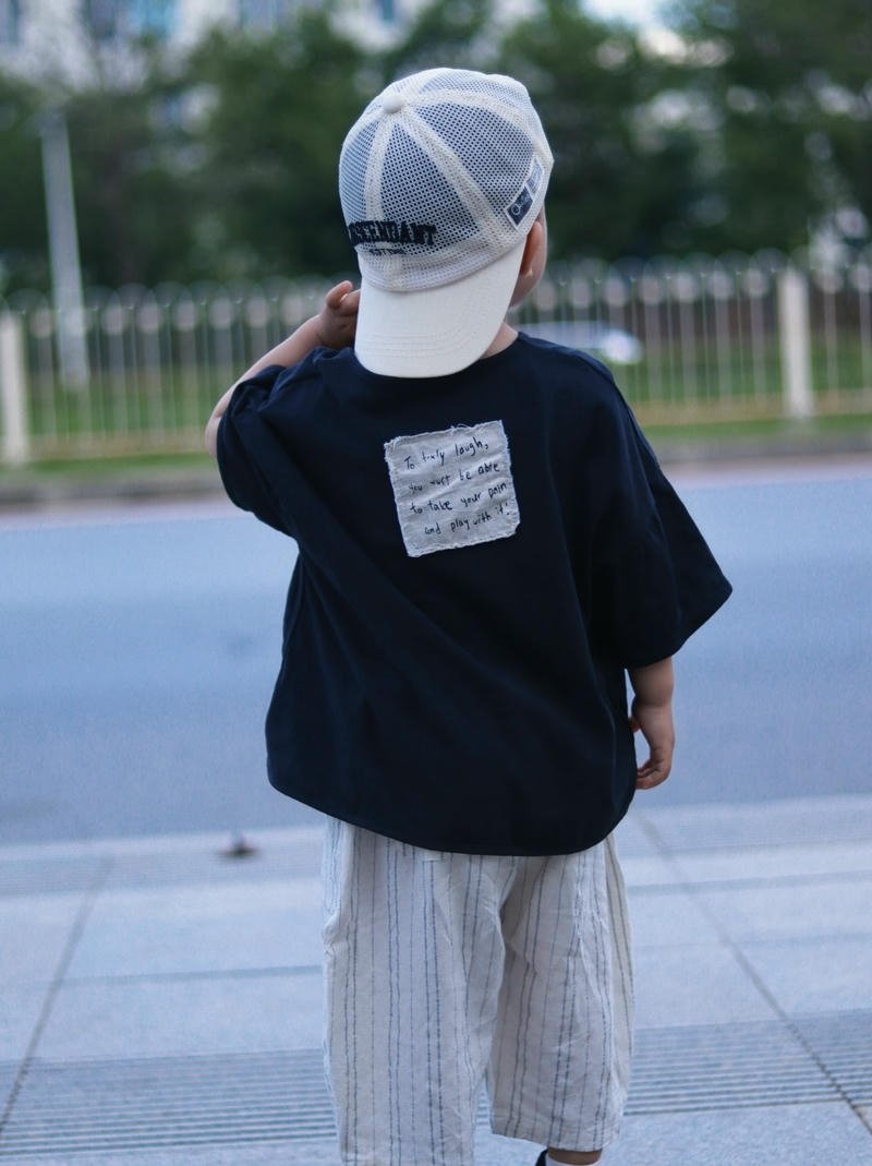 Bóng lưng cậu bé nhỏ giữa con đường làng yên tĩnh