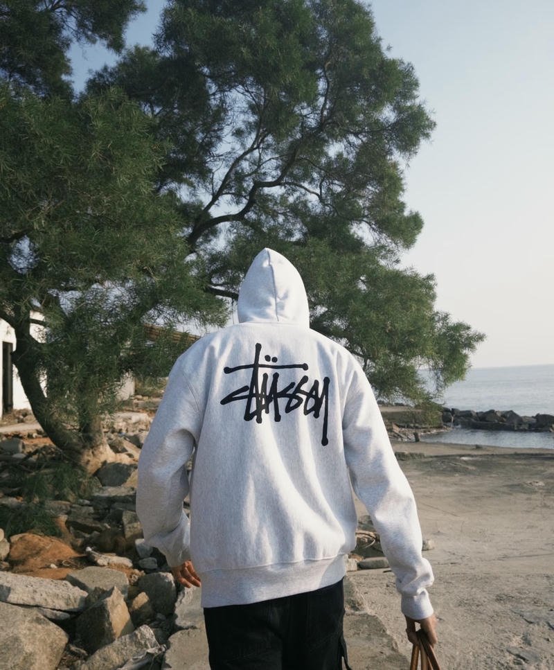 Bóng lưng chàng trai trong ánh nắng chiều dịu nhẹ