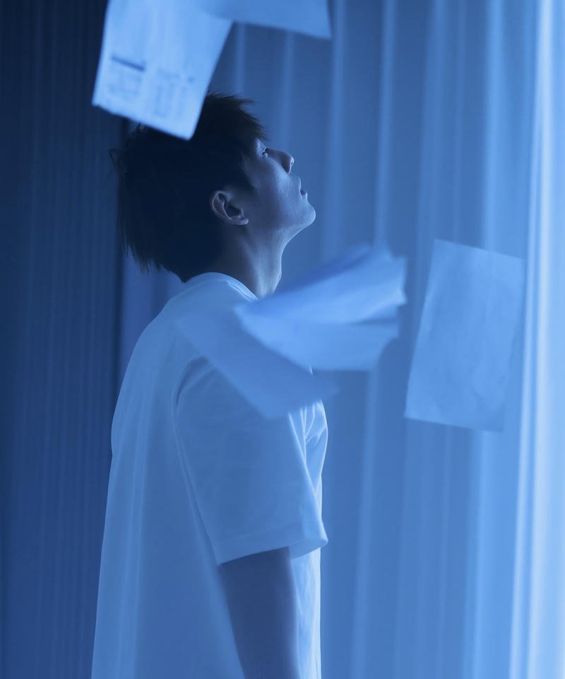 Bóng lưng cô độc của chàng trai trong khung cảnh tĩnh mịch