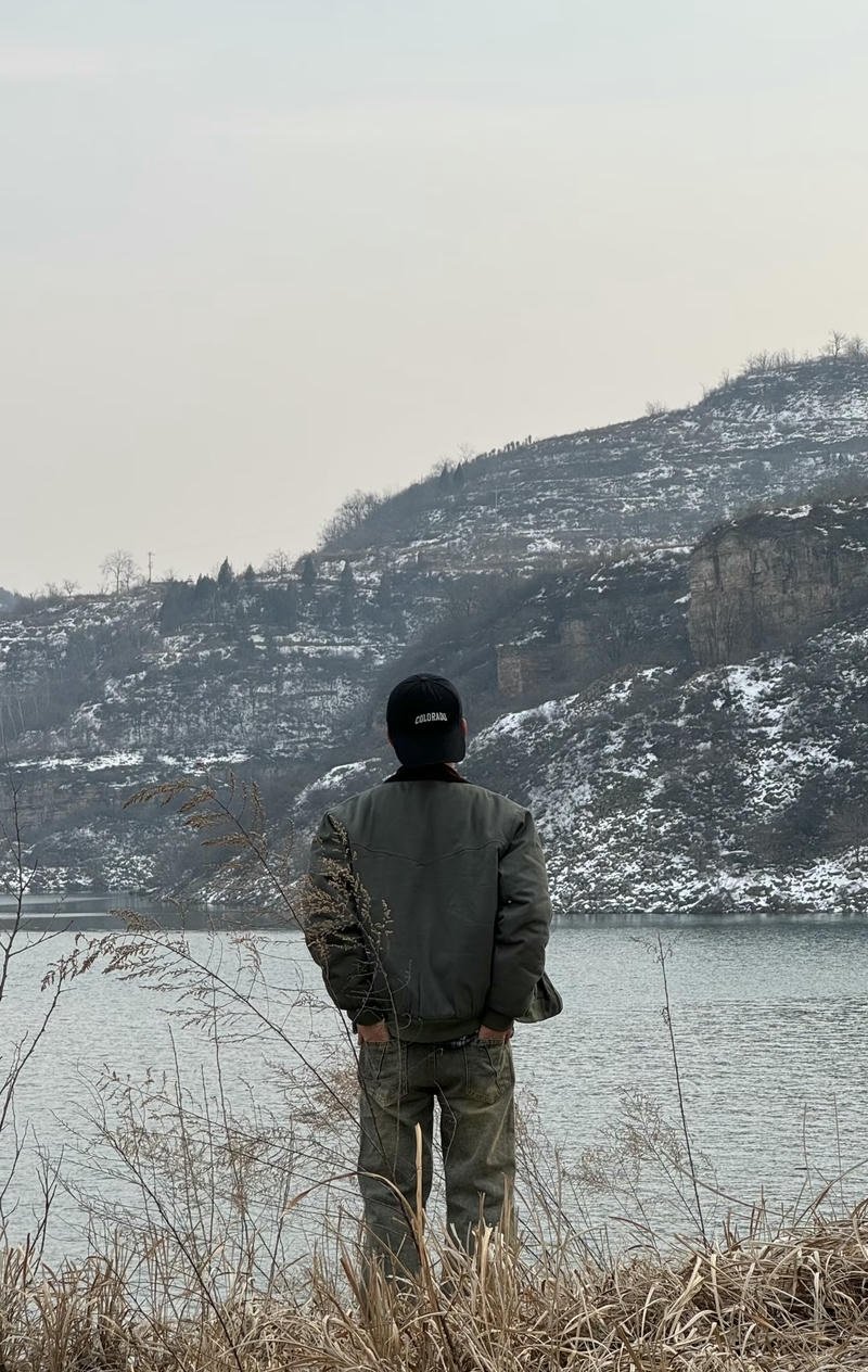 Bóng lưng cô đơn của chàng trai nhìn về chân trời