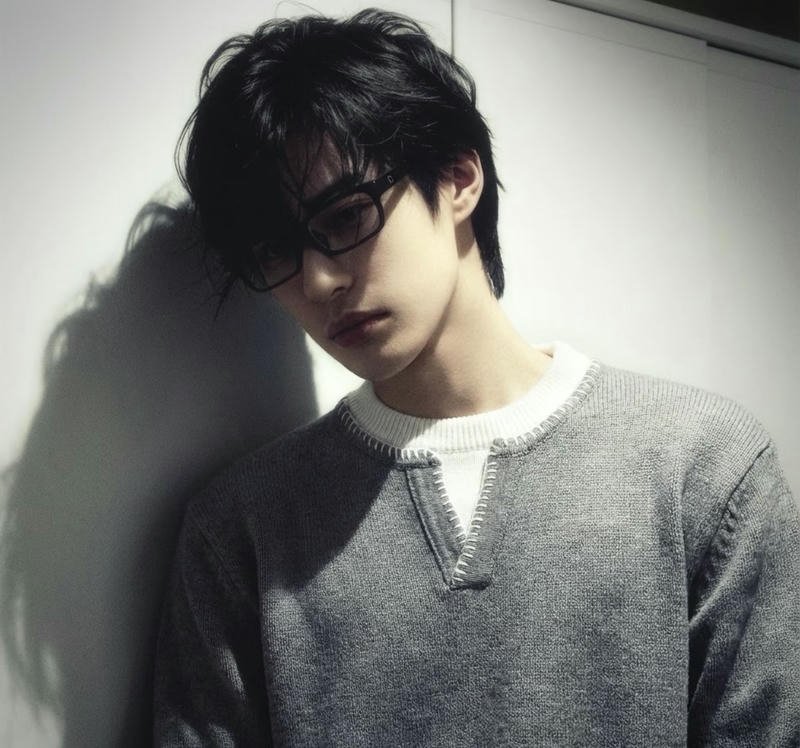 Bóng lưng người con trai cô độc giữa con phố đêm tĩnh lặng