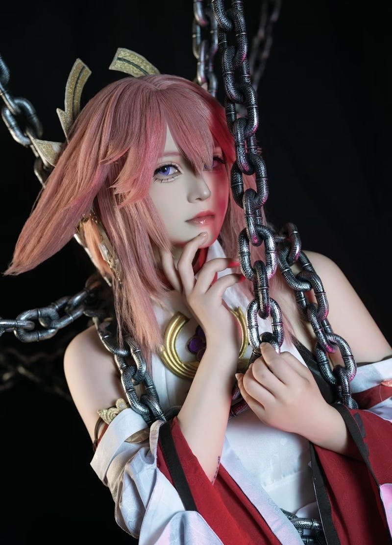 Bức Yae Miko cosplay với ánh mắt gợi suy nghĩ