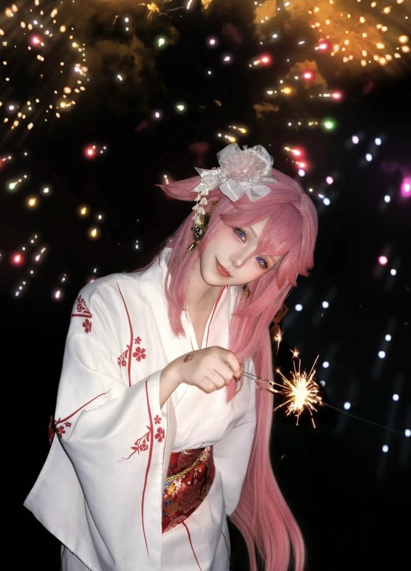 Bức Yae Miko cosplay với ánh mắt lạ cuốn hút