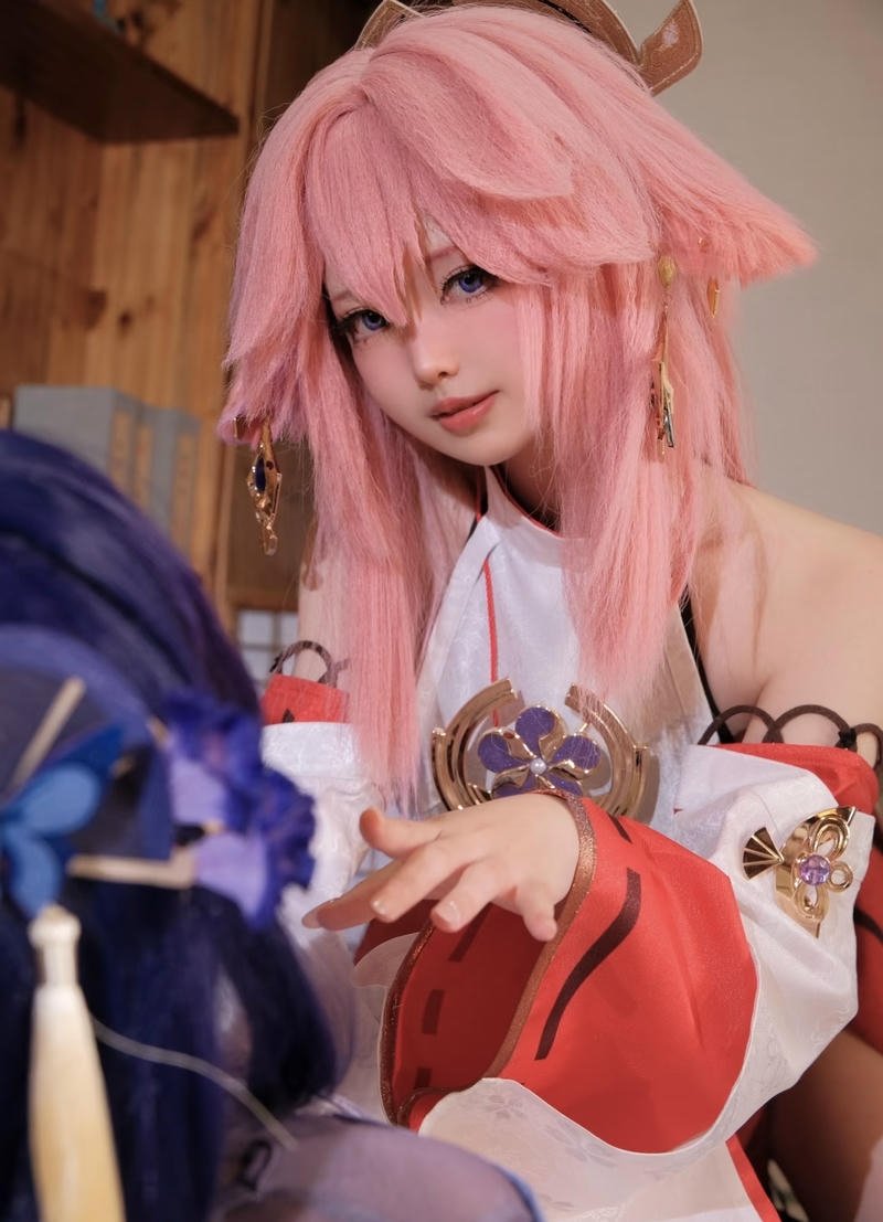 Bức Yae Miko cosplay với ánh mắt sâu lặng