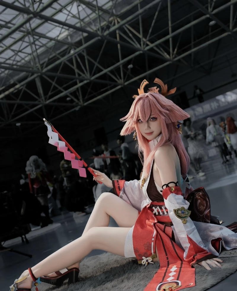 Bức Yae Miko cosplay với ánh mắt trầm