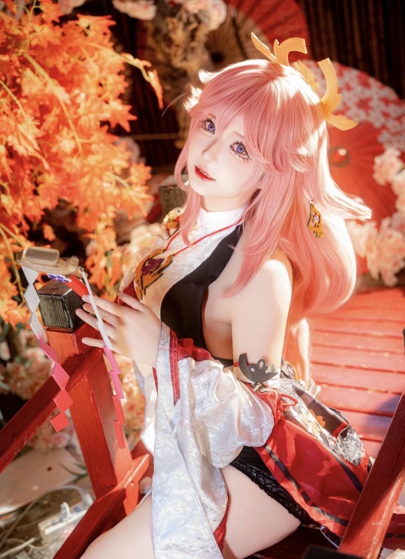 Bức Yae Miko cosplay với ánh nhìn mạnh mẽ