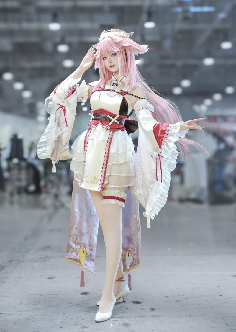 Bức Yae Miko cosplay với ánh nhìn sắc