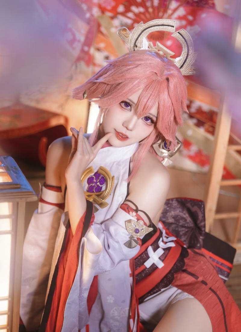 Bức Yae Miko cosplay với nét mặt kín đáo