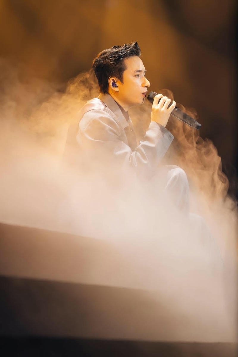 Bức ảnh Phan Mạnh Quỳnh ánh sáng vàng làm nền