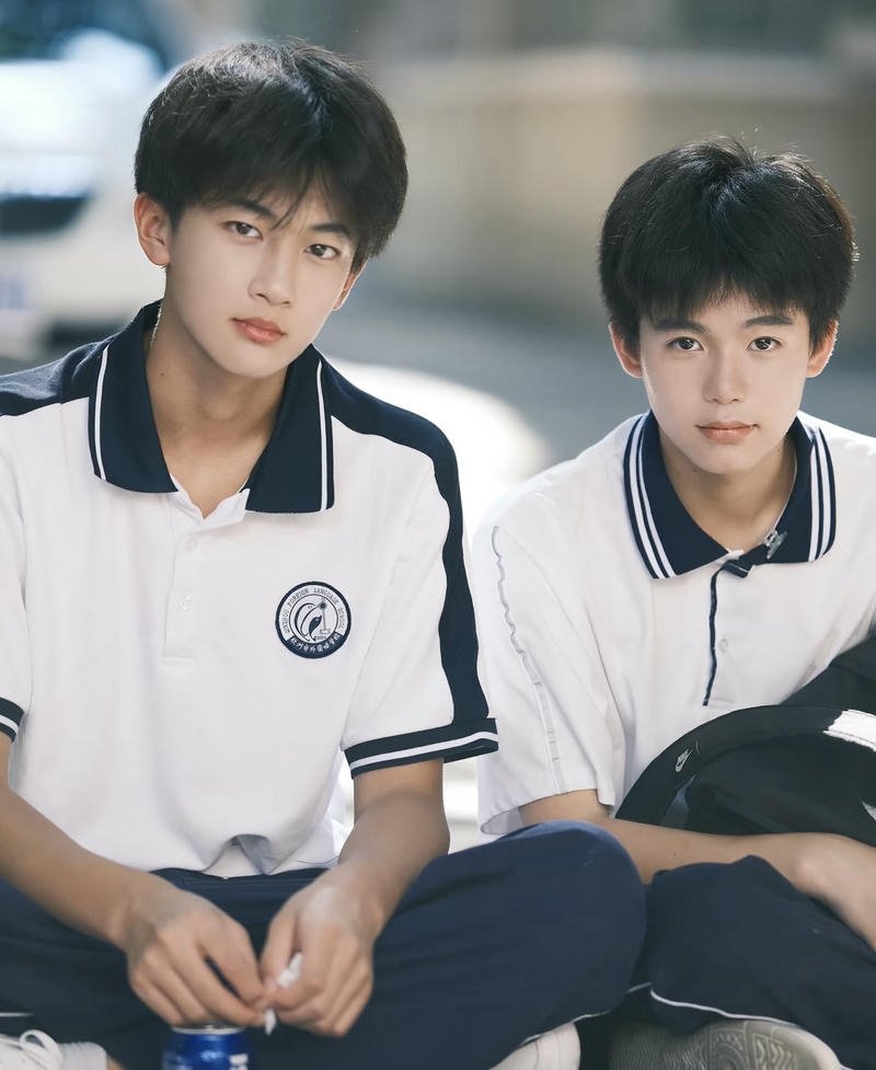 Bức ảnh học sinh nam điển trai đang ngồi