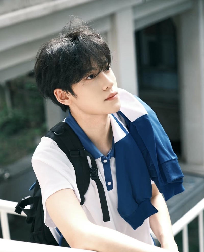 Bức ảnh học sinh nam thanh xuân vườn trường