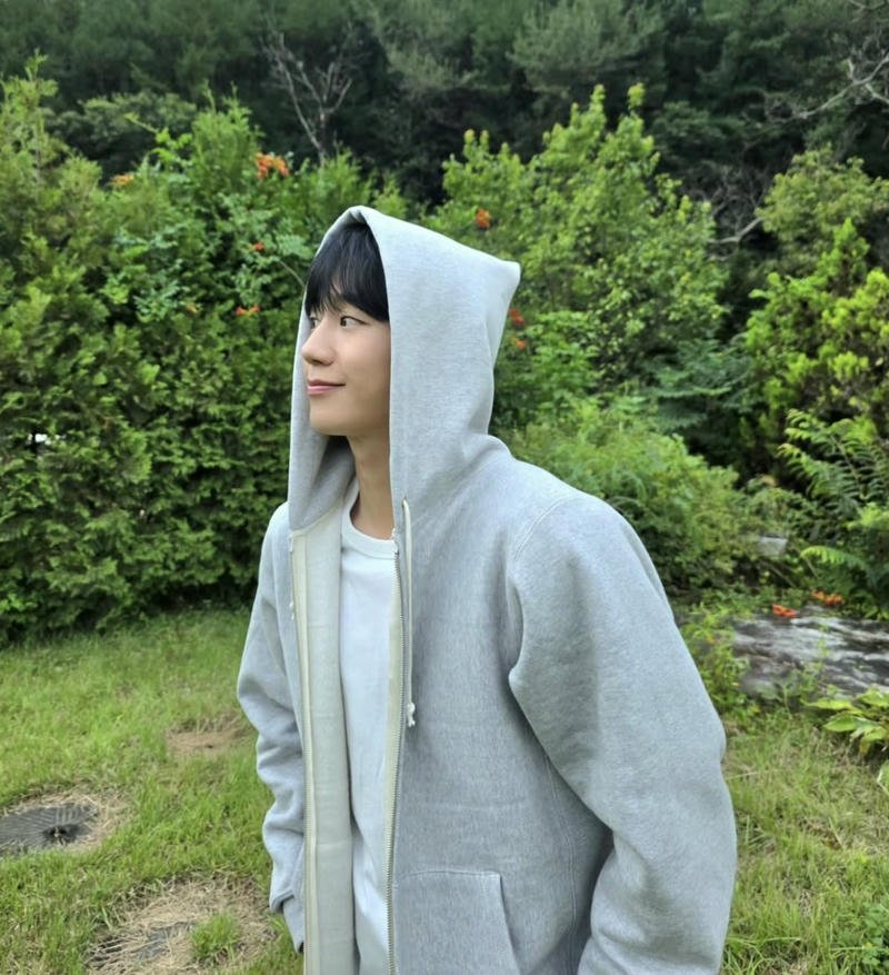 Bức ảnh trai đẹp Hàn Quốc khuôn mặt đẹp trai phong cách tinh tế