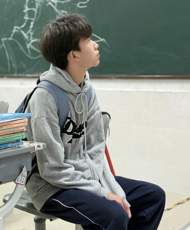 Bức hình học sinh nam có góc nghiêng đẹp