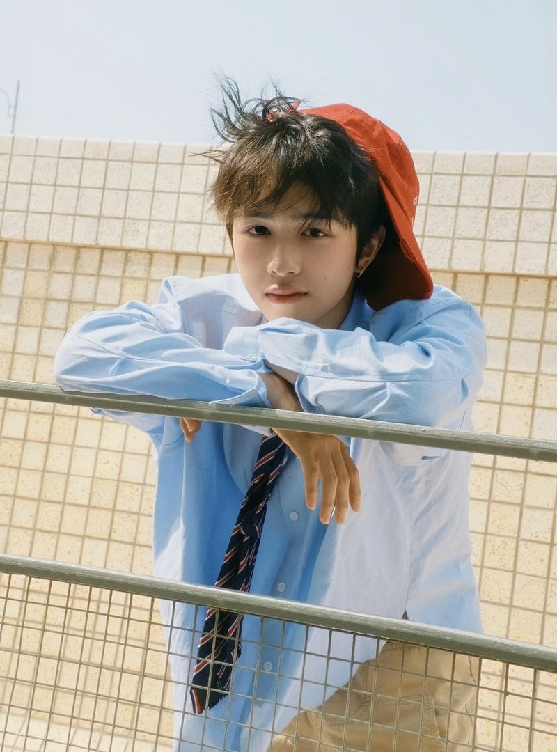 Bức hình học sinh nam dễ thương gương mặt sáng