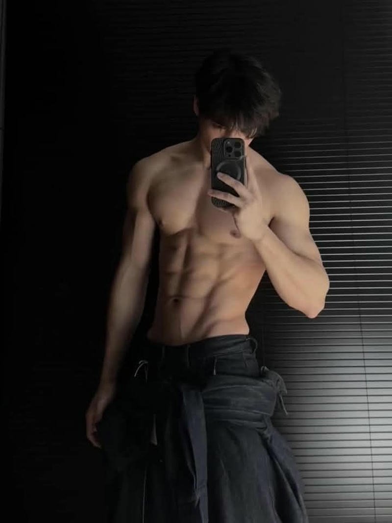 Bức hình nghệ thuật trai đẹp 6 múi che mặt