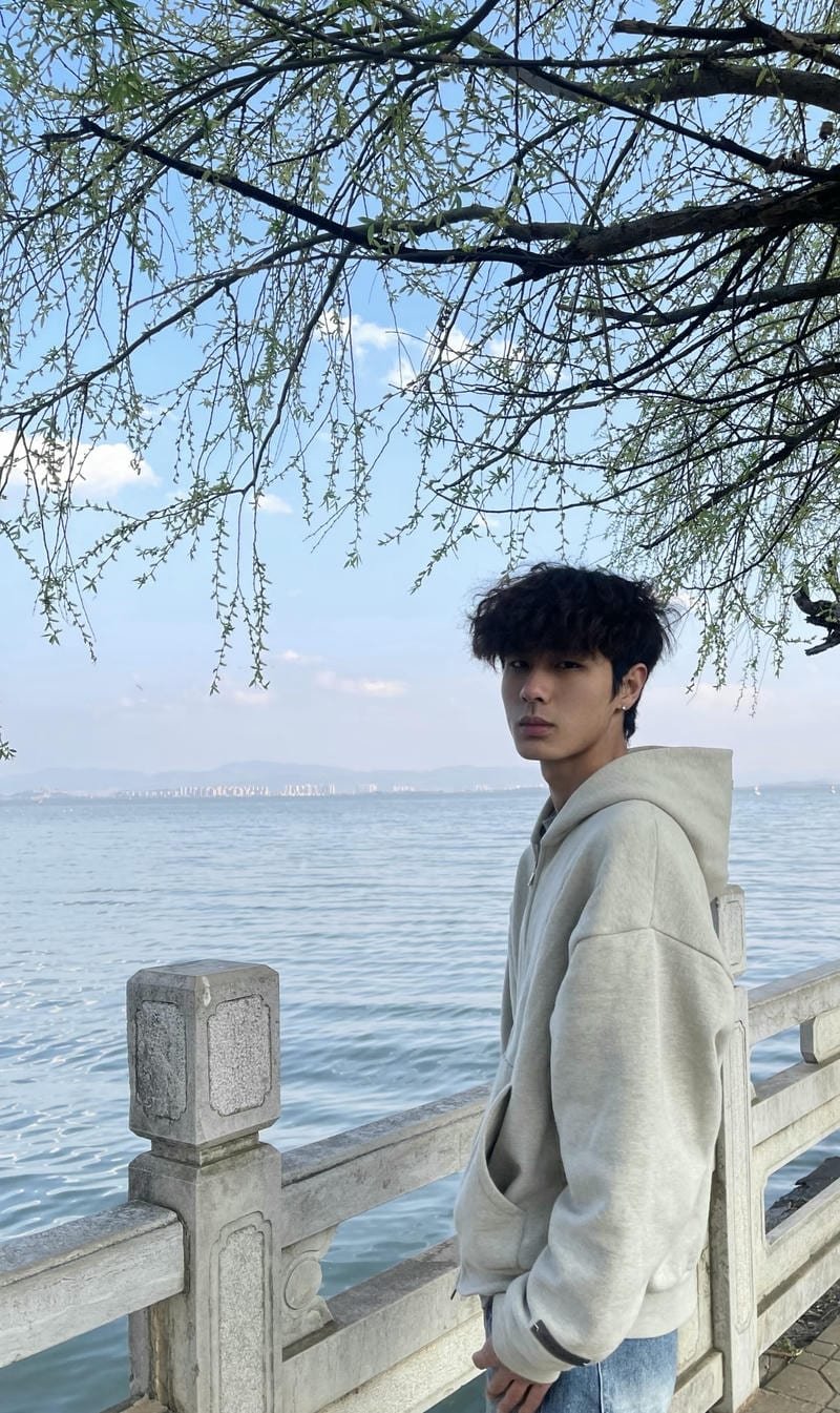 Bức hình trai Trung Quốc chụp bên sông