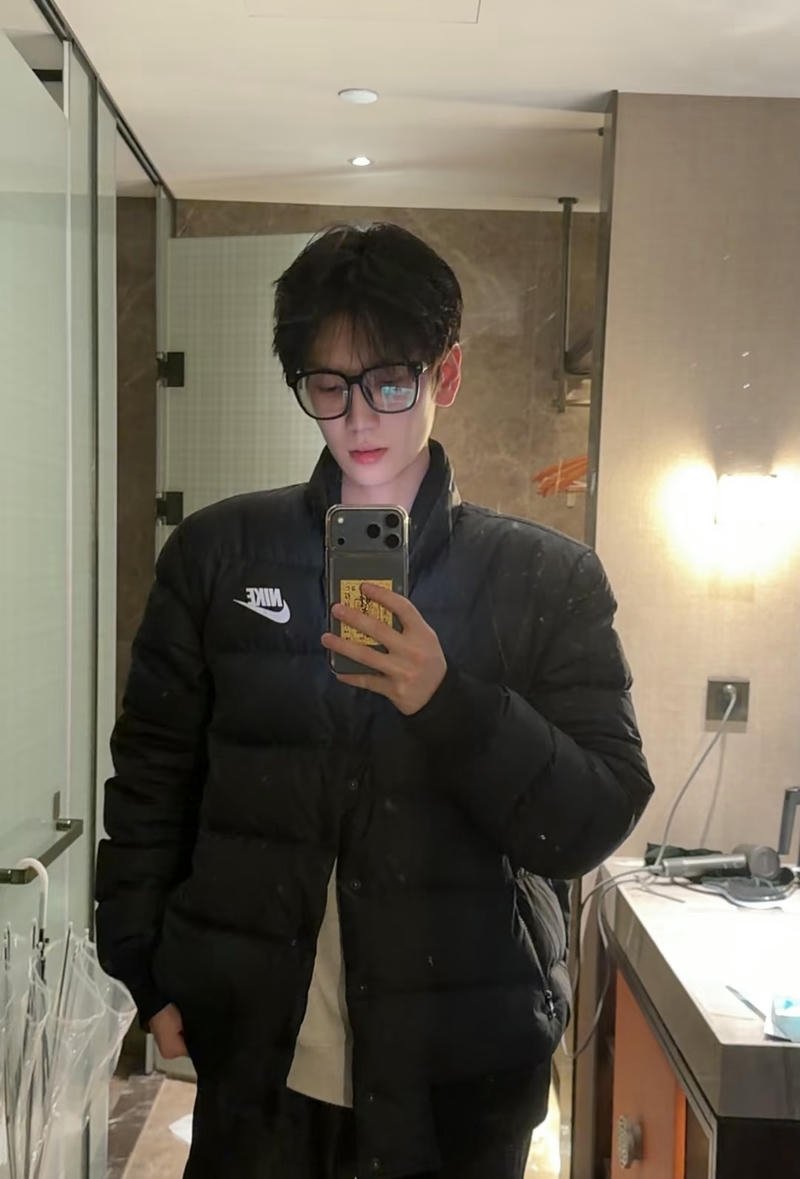 Bức hình trai Trung Quốc chụp trước gương