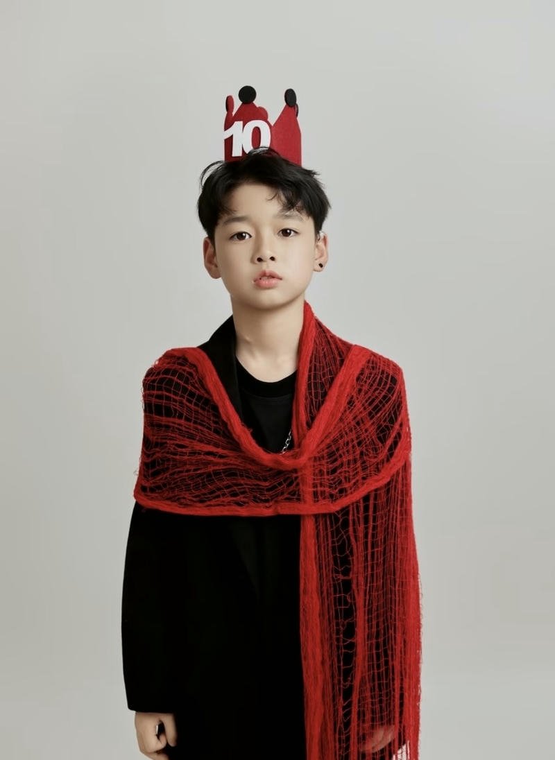 Bức hình trai đẹp 10 tuổi ánh nhìn nhẹ khuôn mặt sáng