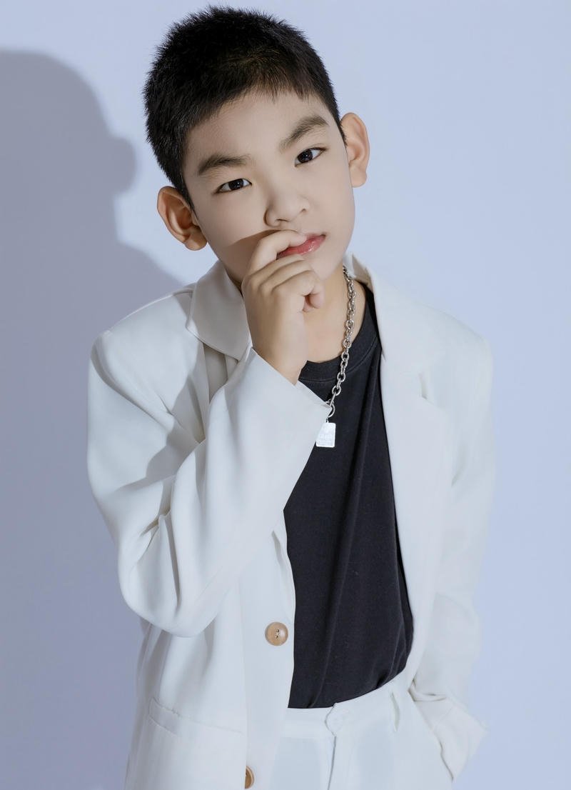 Bức hình trai đẹp 10 tuổi mái tóc ngắn khuôn mặt cân đối