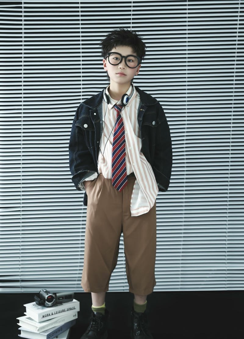 Bức hình trai đẹp 10 tuổi tóc gọn gàng gương mặt sáng