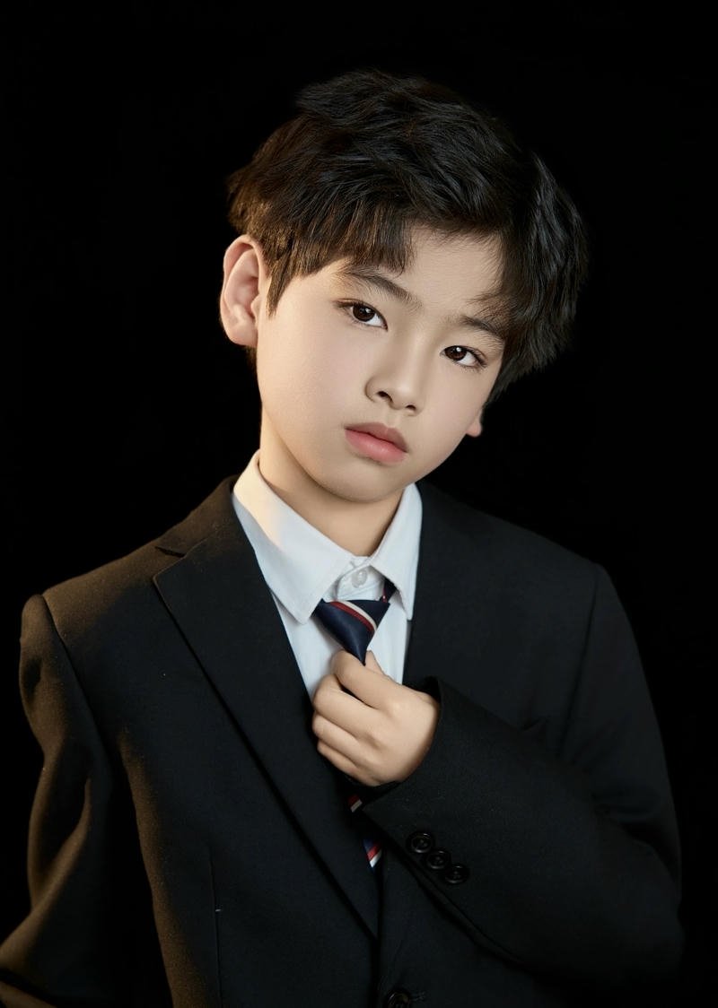 Bức hình trai đẹp 10 tuổi tóc gọn gương mặt hài hòa