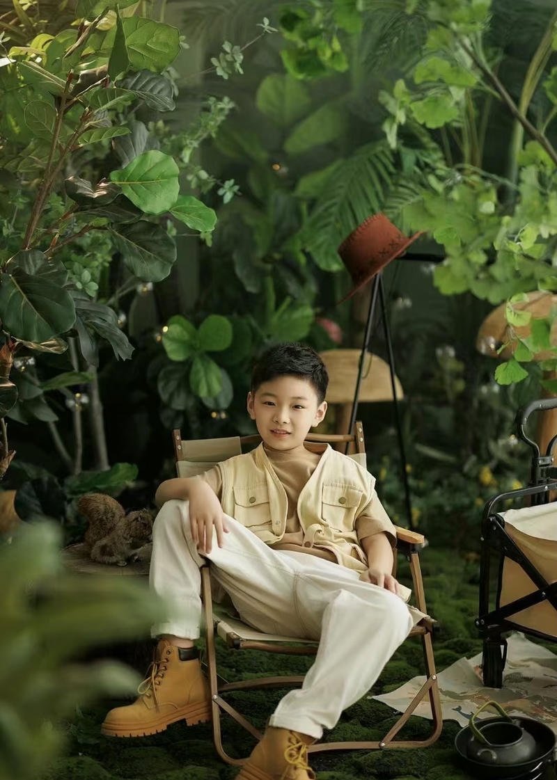 Bức hình trai đẹp 10 tuổi tóc ngắn khuôn mặt hài hòa