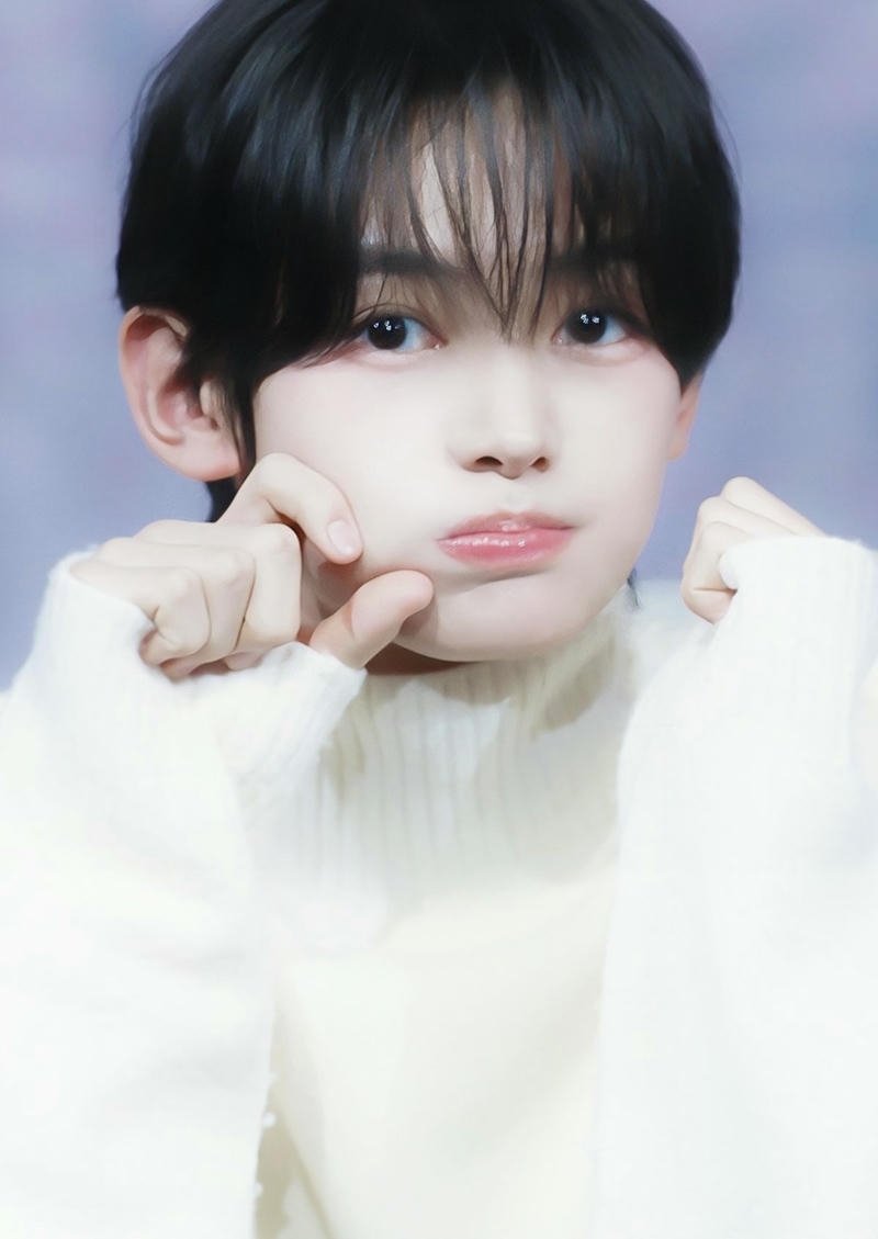 Bức hình trai đẹp 14 tuổi da sáng mái tóc ngắn