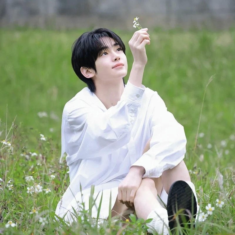 Bức hình trai đẹp 14 tuổi khuôn mặt trẻ ánh nhìn sáng