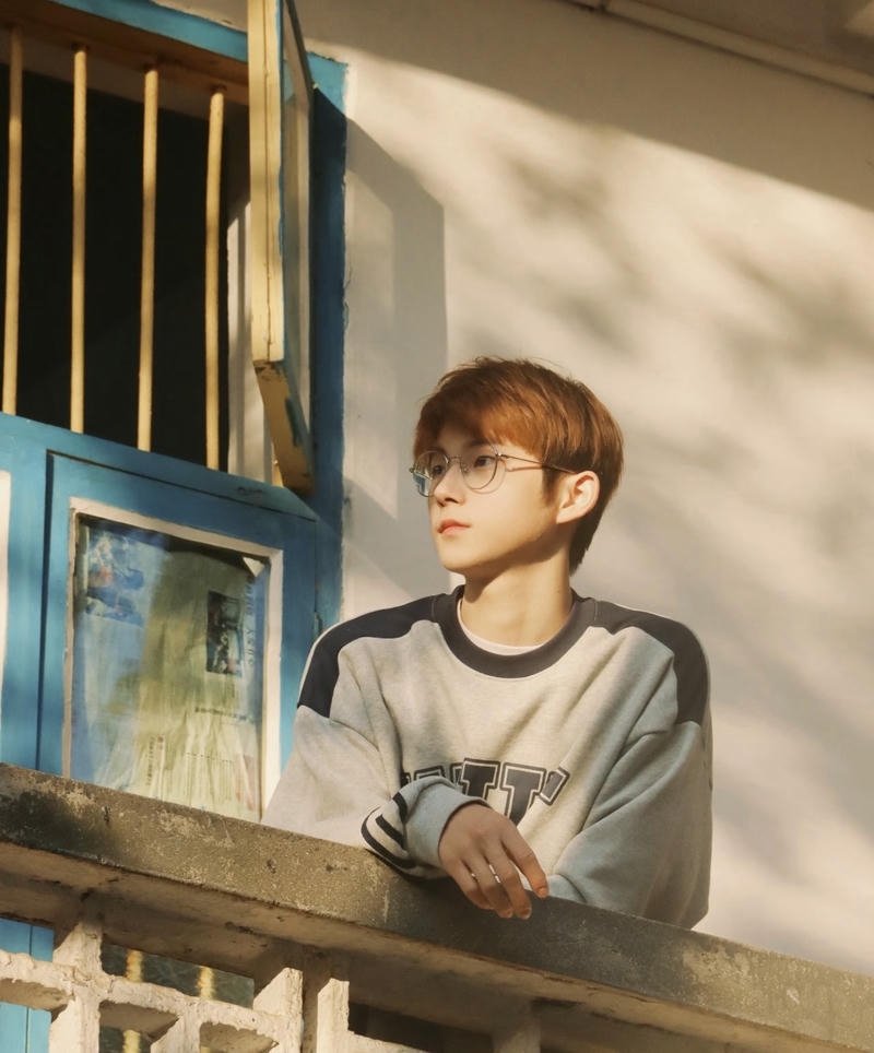 Bức hình trai đẹp 14 tuổi mái tóc gọn ánh mắt trong