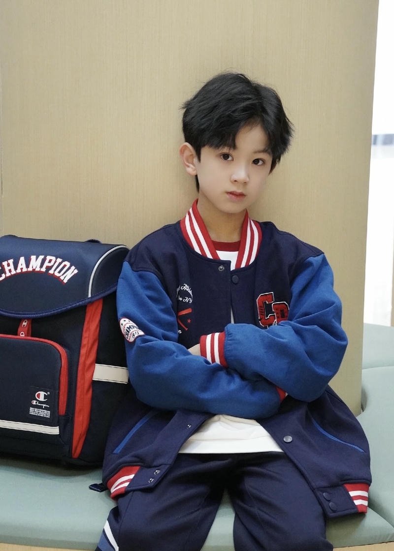 Bức hình trai đẹp 14 tuổi nụ cười nhẹ ánh nhìn hiền