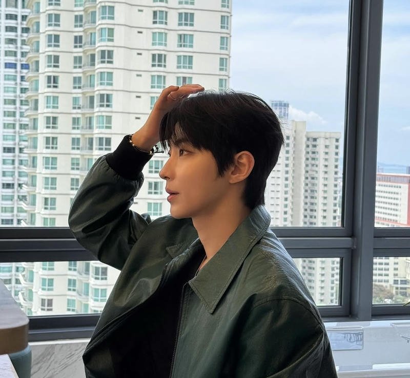 Bức hình trai đẹp Hàn Quốc đang chỉnh tóc