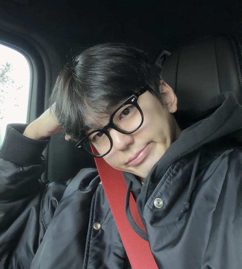 Bức hình trai đẹp Hàn Quốc đeo kính