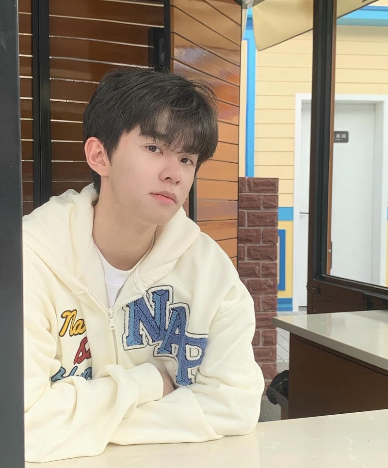 Bức hình trai đẹp K9 mái tóc ngắn khuôn mặt cân đối