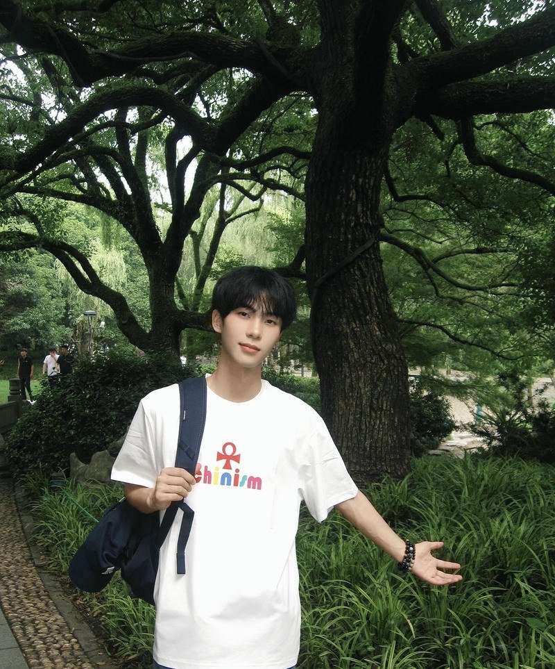 Bức hình trai đẹp K9 tóc gọn gàng gương mặt sáng