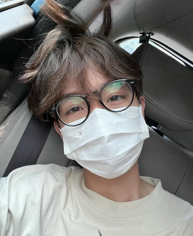 Bức hình trai đẹp đeo khẩu trang ánh mắt nổi bật