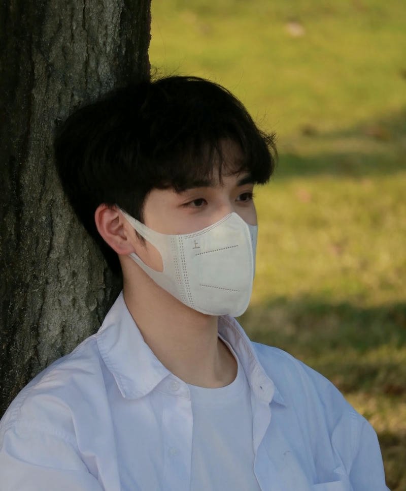 Bức hình trai đẹp đeo khẩu trang ánh mắt sáng