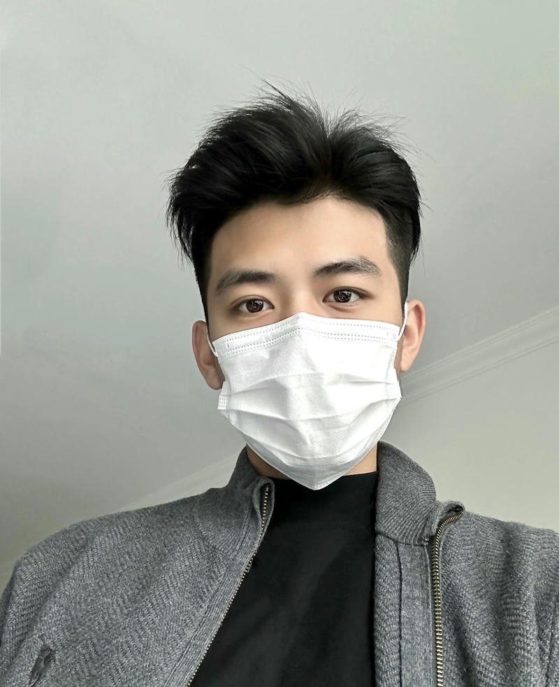 Bức hình trai đẹp đeo khẩu trang ánh nhìn tự nhiên