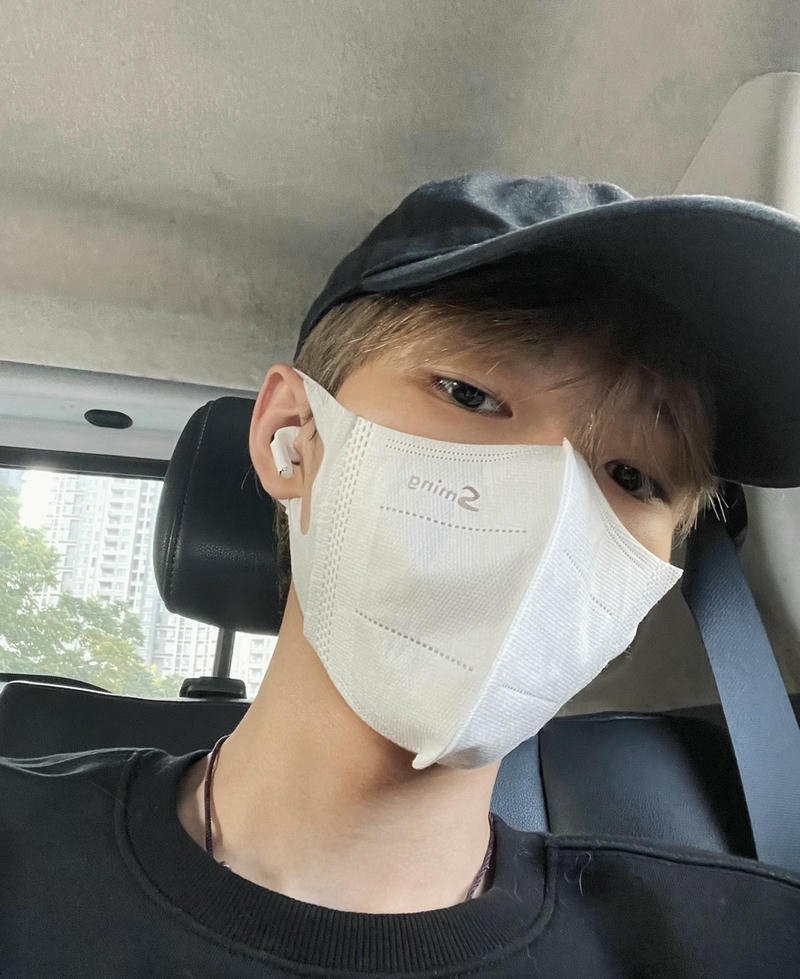 Bức hình trai đẹp đeo khẩu trang gương mặt cân đối