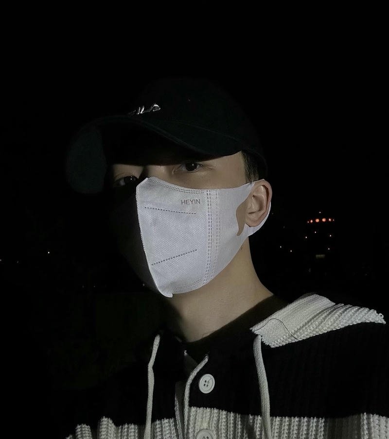 Bức hình trai đẹp đeo khẩu trang mái tóc gọn